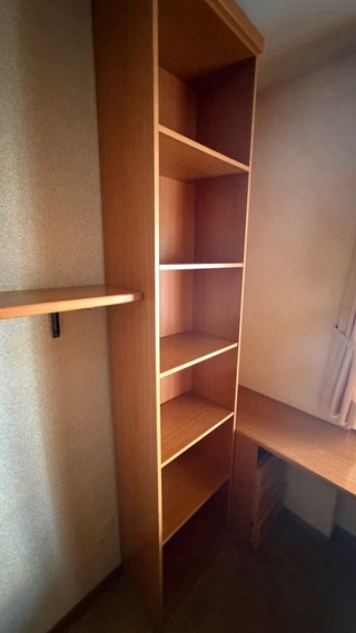 Habitación madera: cama, escritorio y armario