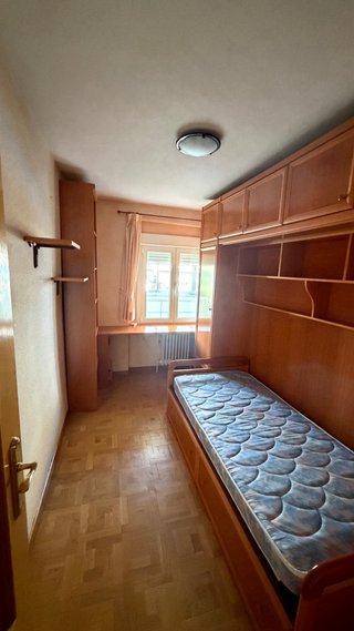 Habitación madera: cama, escritorio y armario