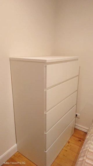 Cómoda blanca de madera con cajones