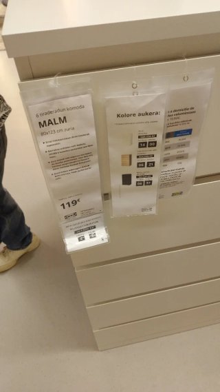 Cómoda blanca de madera con cajones