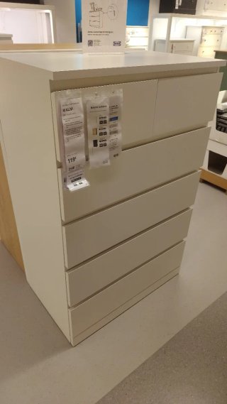 Cómoda blanca de madera con cajones