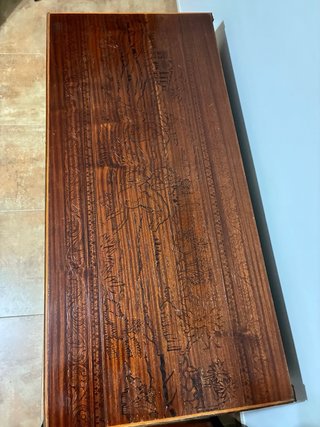Arca de madera tallada antigua