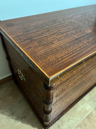 Arca de madera tallada antigua