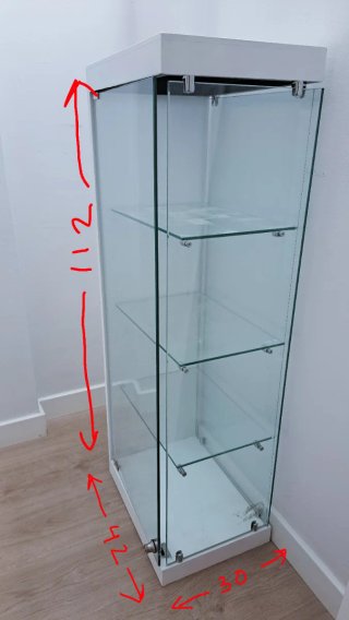 Vitrina de cristal con estantes