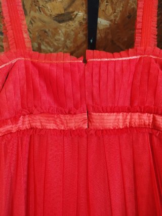 Vestido rojo de tul con tirantes Chaqueta negra