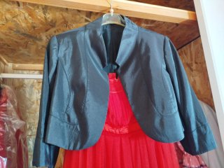 Vestido rojo de tul con tirantes Chaqueta negra