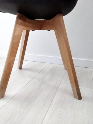 Silla nórdica negra y madera