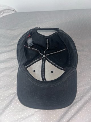 Gorra Jordan Negra con Logo Rojo
