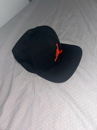 Gorra Jordan Negra con Logo Rojo