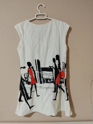 Camiseta blanca con estampado urbano
