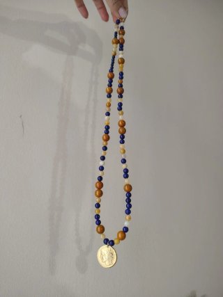 Collana con medaglione e perle