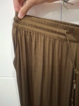 Pantalón lefties fluido y muy ligero. Color oliva