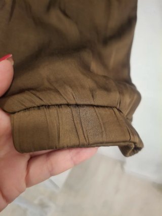 Pantalón lefties fluido y muy ligero. Color oliva