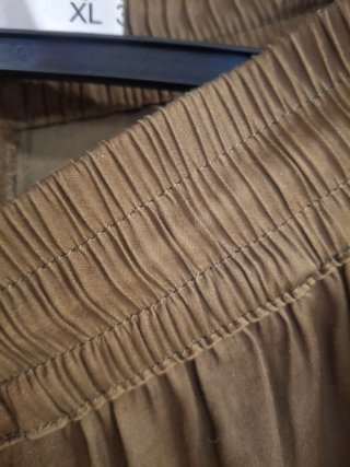 Pantalón lefties fluido y muy ligero. Color oliva