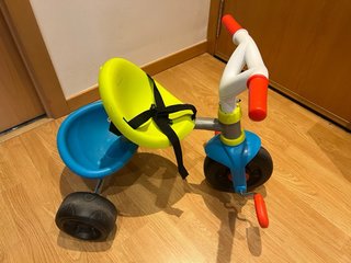 Triciclo infantil con manillar y barra de empuje