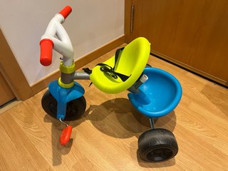 Triciclo infantil con manillar y barra de empuje