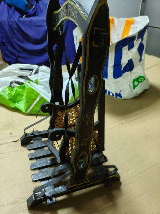 Columpio antiguo de madera para muñecas