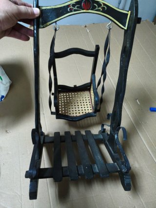 Columpio antiguo de madera para muñecas