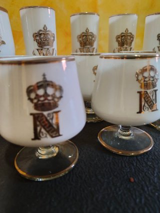 Juego Vasos Tubo y Copas Coñac con Corona