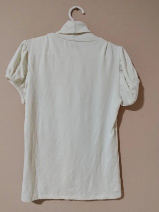 Camiseta beige cuello alto manga corta