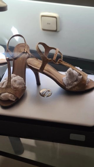 Sandalias doradas tacón, talla 39