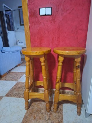 Dos taburetes de madera. Losdos 3o euro