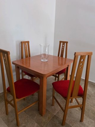 Mesa de comedor y 4 sillas de madera