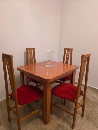 Mesa de comedor y 4 sillas de madera