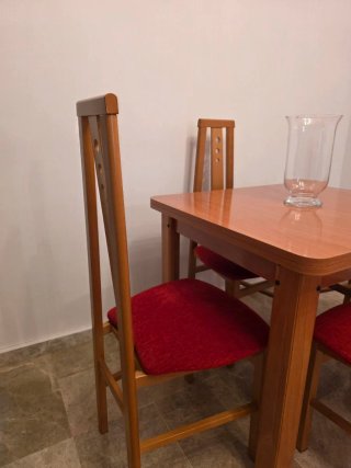 Mesa de comedor y 4 sillas de madera