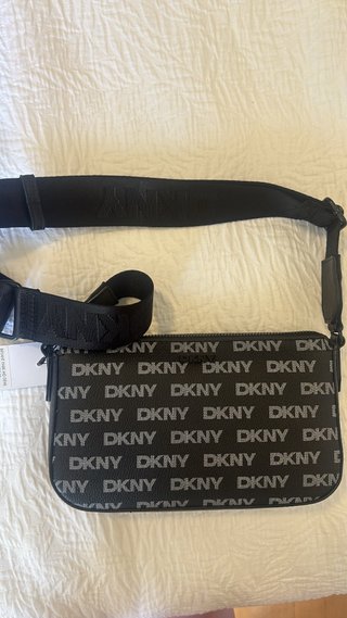 Bolso DKNY negro con logo