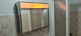 Camerino espejo vintage y silla de asistencia baño