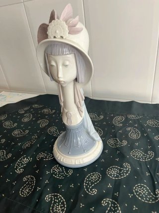 Figura de porcelana mujer con sombrero