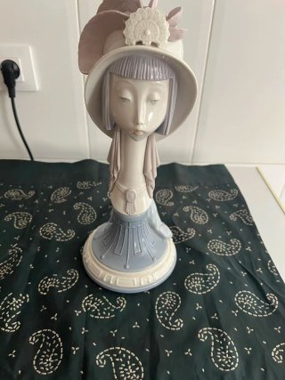 Figura de porcelana mujer con sombrero