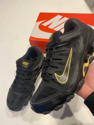 Zapatillas Nike Training Negras y Doradas