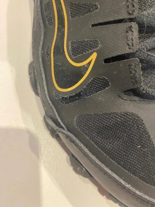 Zapatillas Nike Training Negras y Doradas