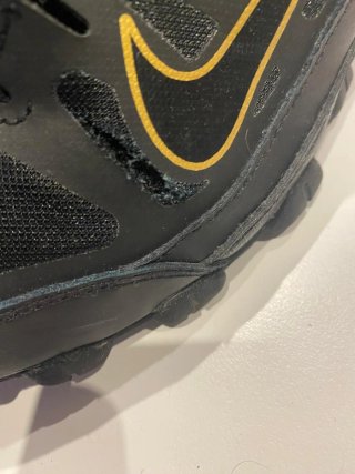 Zapatillas Nike Training Negras y Doradas