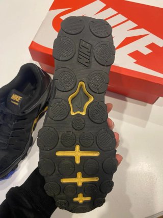 Zapatillas Nike Training Negras y Doradas