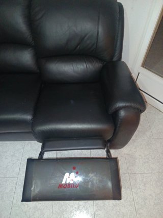 Sofá de cuero negro