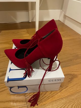 Zapatos de tacón Guess rojos