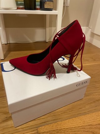 Zapatos de tacón Guess rojos
