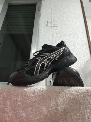 Zapatillas Asics Gel Negras y Plateadas