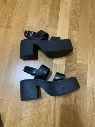 Sandalias negras de charol