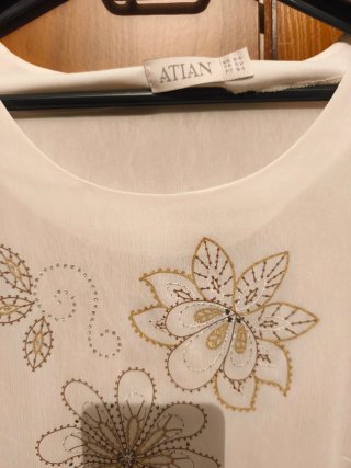 Blusa ATIAN beige y dorada bordada