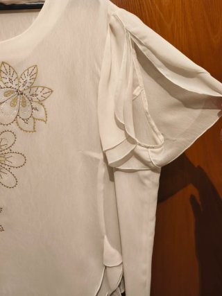 Blusa ATIAN beige y dorada bordada