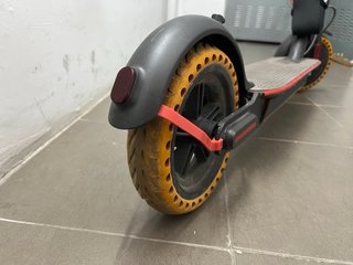 Patinete eléctrico con ruedas solidas