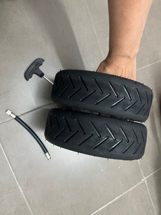 Patinete eléctrico con ruedas solidas