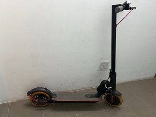 Patinete eléctrico con ruedas solidas