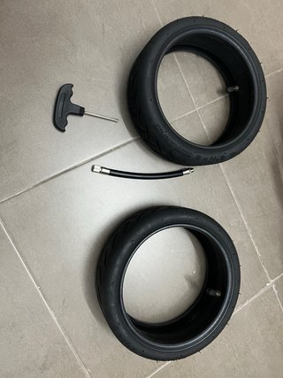 Patinete eléctrico con ruedas solidas