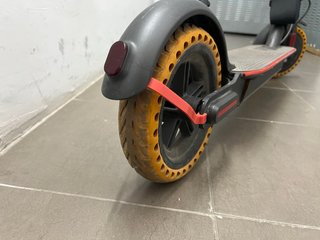 Patinete eléctrico con ruedas solidas