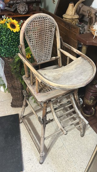 Seggiolone e girello antico in legno